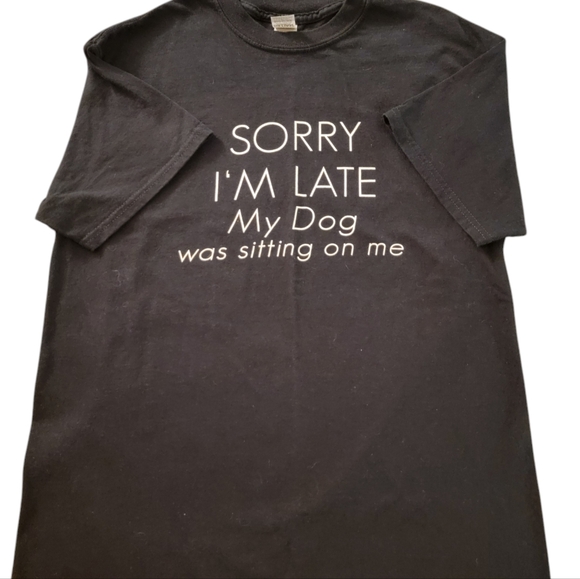 Gildan Sorry I'm Late My Dog Was Sitting On Me Black T-Shirt Med PRE-OWNED - Picture 1 of 4